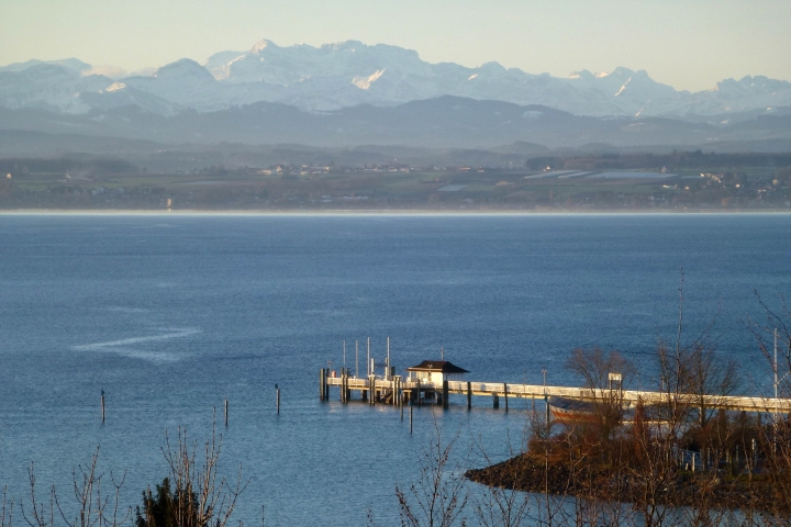 Fantastischer Alpenblick mit Schiffslandestelle im Winter