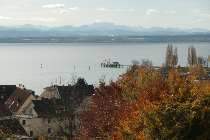 Blick vom Balkon auf Bodensee und Alpenkette im Herbst