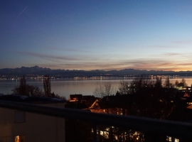 Abendstimmung bei Sonnenuntergang mit Blick auf den See und die Alpen