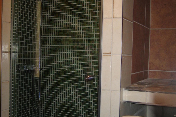 ein modernes Bad mit Füßbodenheizung und Dusche verwöhnt Sie auch nach Spaziergängen im Winter
