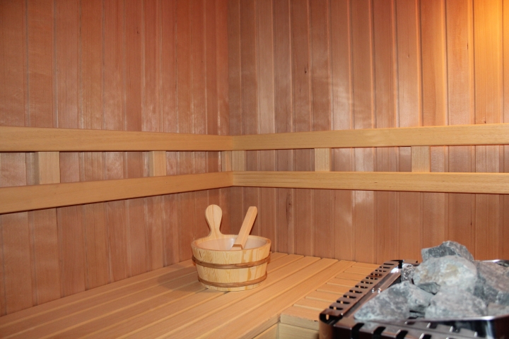 Nach einem kalten Spaziergang können Sie sich in der wohltuenden Sauna aufwärmen.
