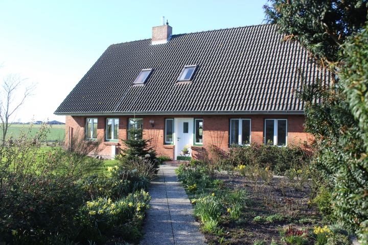 Ferienwohnung - In der Marsch 1 | Das Haus im Frühling,Anfang April.