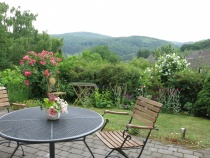 Große Süd-Terrasse vor dem Wohnraum der Fewo Typ B im EG, bei Bedarf mit großer Markise 