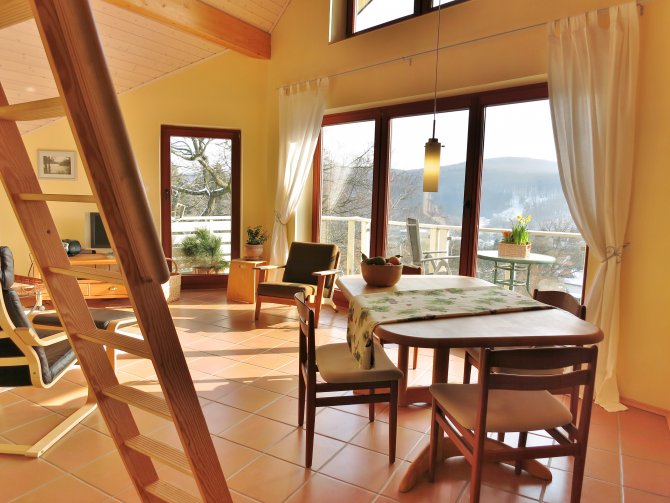 Fewo Typ A im OG, sonniger, lichter Wohn-Eßraum mit Balkon und Blick in die Eifellandschaft