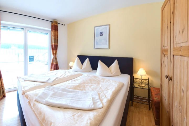 Schlafzimmer mit Boxspringbett - Wohnung 6