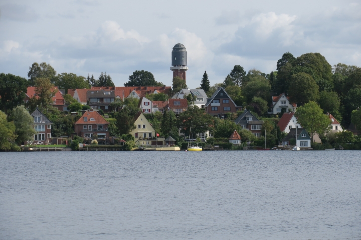 Ansicht vom Bahnhof über den See auf den Turm