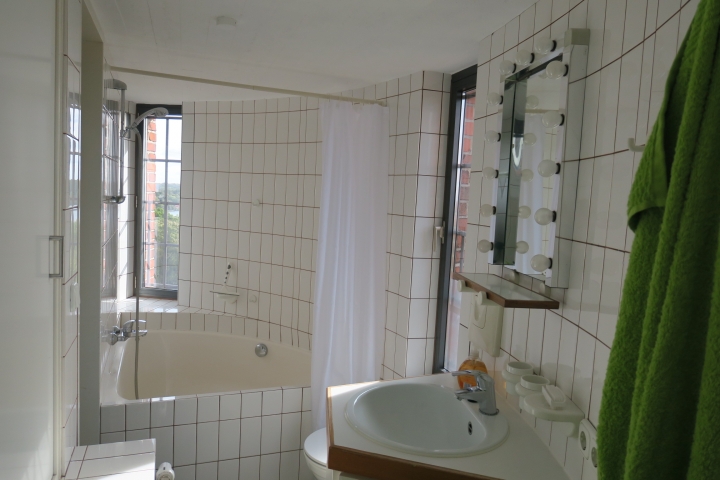 Großes Bad mit Eckbadewanne