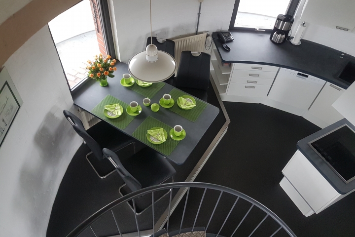 Blick von der Treppe in die Küche