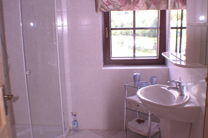 Erstes Bad mit Dusche.
