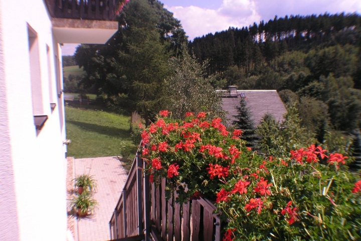 Blick vom Balkon auf die Terrasse