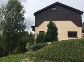 2019 neu gestrichenes Haus. Das komplette Erdgeschoss ist die Ferienwohnung mit 99m², Balkon und Terrasse