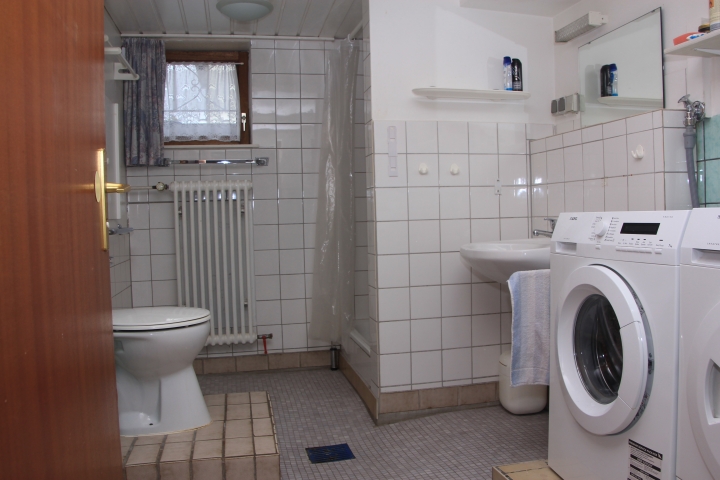 Badezimmer mit Dusche, Waschbecken und WC. Waschmaschine und Trockner können nach Absprache benutzt werden.