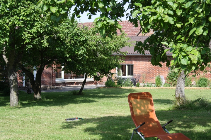 Der große Garten hat viele alte Obstbäume, die im Frühling nacheinander blühen und im Sommer Schatten spenden.