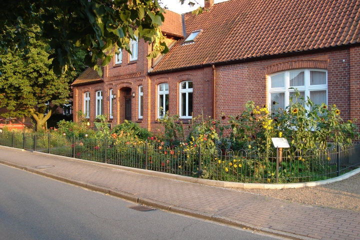 Die Straßenansicht des Haupthauses, in dem sich das Appartement befindet. Die ruhige Wohnstraße endet im Wald.