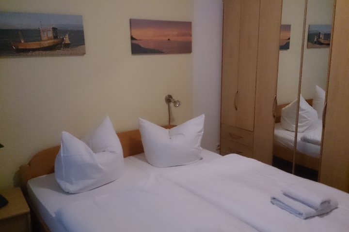 Schlafzimmer mit Zugang zum Bad/WC, Flur und Balkon