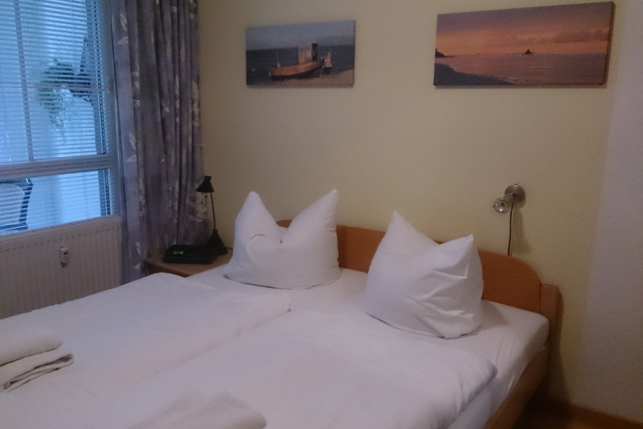 Schlafzimmer mit Zugang zum Bad/WC, Flur und Balkon
