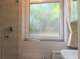 2 renovierte Badezimmer mit Dusche und WC