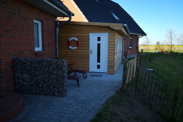 Außensauna mit Ruheraum in direkter Nähe zu den Eingängen.