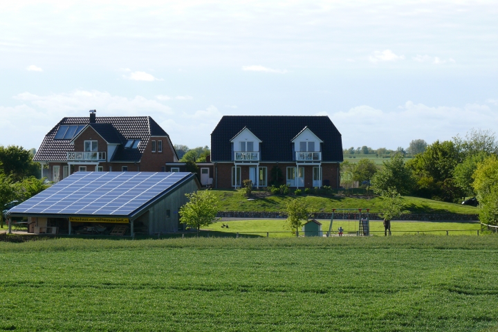 Ferienhäuser Wattenmeerblick | Das Ferienhaus liegt auf einer idyllischen Warft und hat unverbauten Meerblick