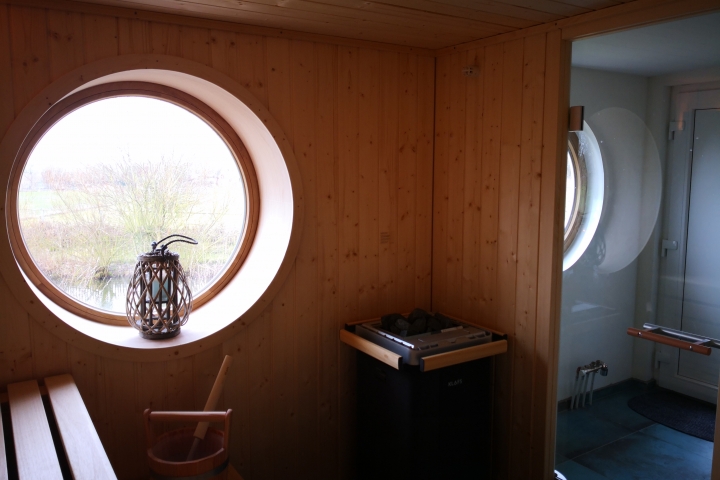 Sauna mit bis zu vier Liegeflächen und Blick auf den Teich