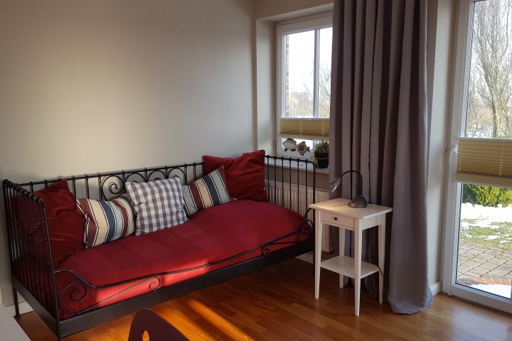 Schafzimmer Nr.2 mit zwei Einzelbetten sowie einem Schreibtisch