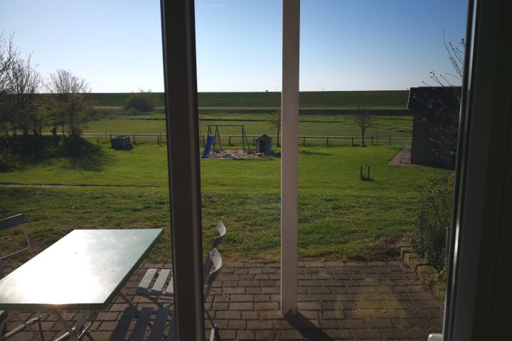 Jede Haushälfte verfügt über eine eigene überdachte Terrasse und einem Balkon auf denen sich sich jeweils ein Tisch mit Stühlen befindet. Zusätz