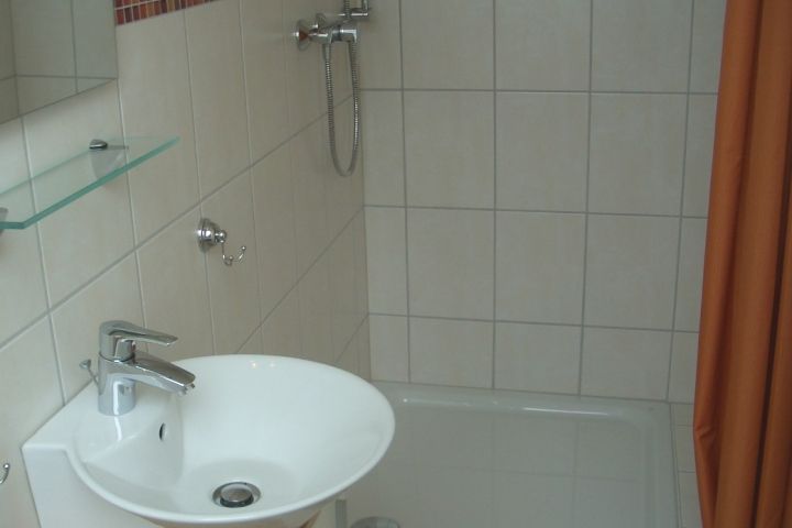 Bad im Obergeschoss mit WC und Dusche