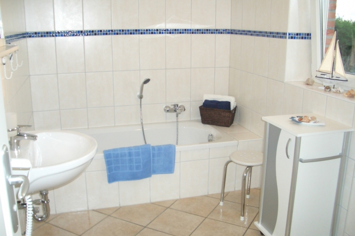 Badezimmer im EG mit Badewanne, WC, Fußbodenerwärmung, Handtuchheizung und Föhn