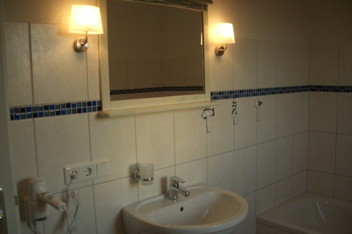 Badezimmer im EG mit Badewanne, WC, Fußbodenerwärmung, Handtuchheizung und Föhn