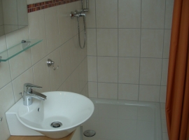 Bad im Obergeschoss mit WC und Dusche