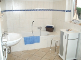 Badezimmer im EG mit Badewanne, WC, Fußbodenerwärmung, Handtuchheizung und Föhn