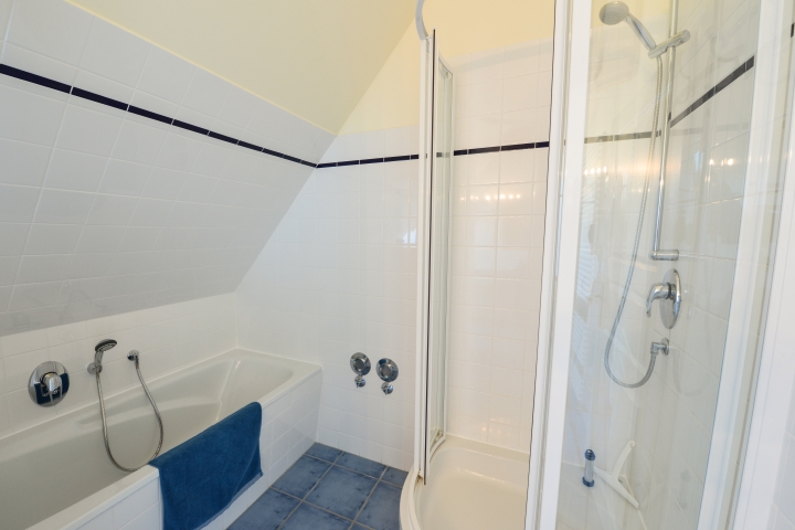 Badezimmer mit Wanne und Dusche