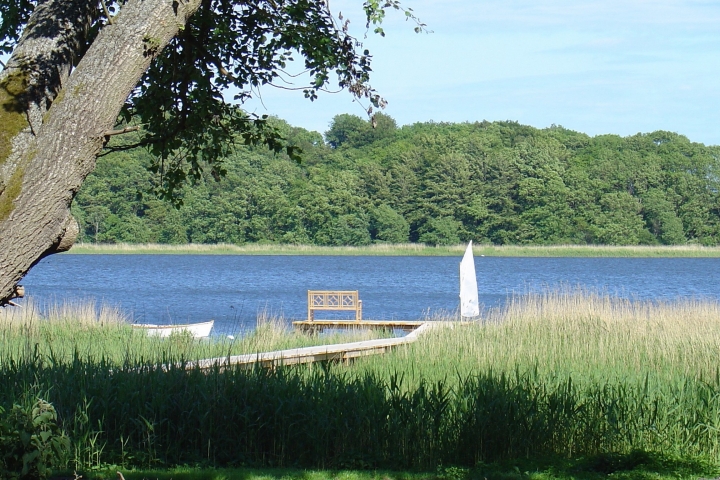 Bootssteg mit Blick auf das Wasser