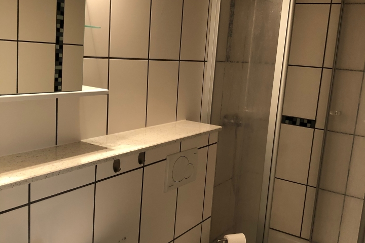 Badezimmer mit Dusche