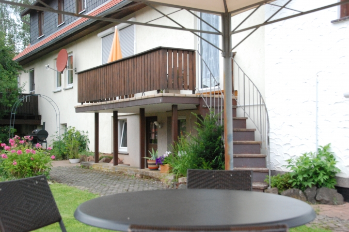 Ferienwohnungen Ferien in Gersfeld Gartenstr. 4 | Sommer Lounge und Balkon