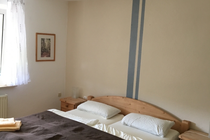 Schlafzimmer; Bett 1.80x2.00