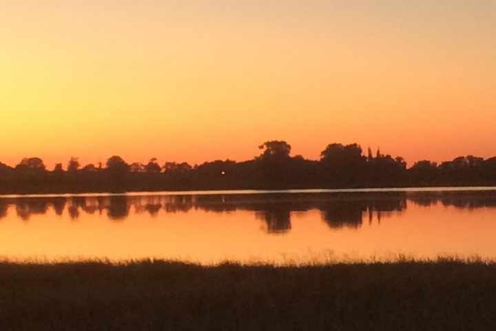 Tolle Sonnenuntergänge. Auf der Insel herrscht das typisch nordische Licht. Sehr lange Dämmerung