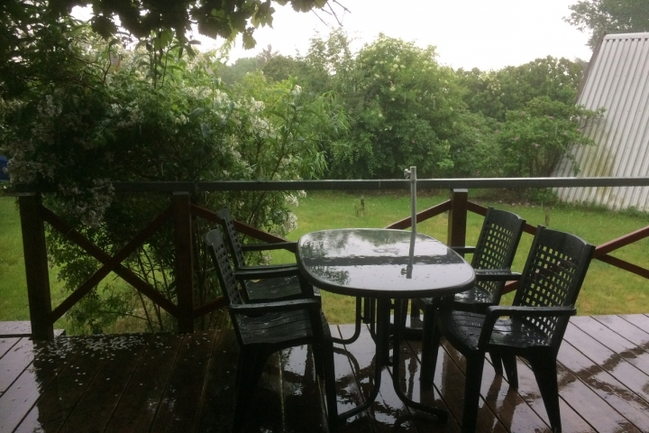 Gemütlicher Platz auf der großen Terrasse
Geschützt durch den darüberliegenden Balkon