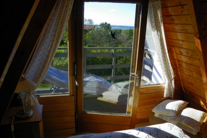 Schlafzimmer mit Blick vom Balkon zur Wismarbucht