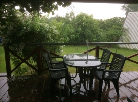 Gemütlicher Platz auf der großen Terrasse
Geschützt durch den darüberliegenden Balkon