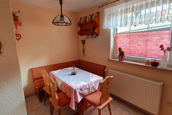 Gemütliche Essecke mit ausziehbarem Tisch