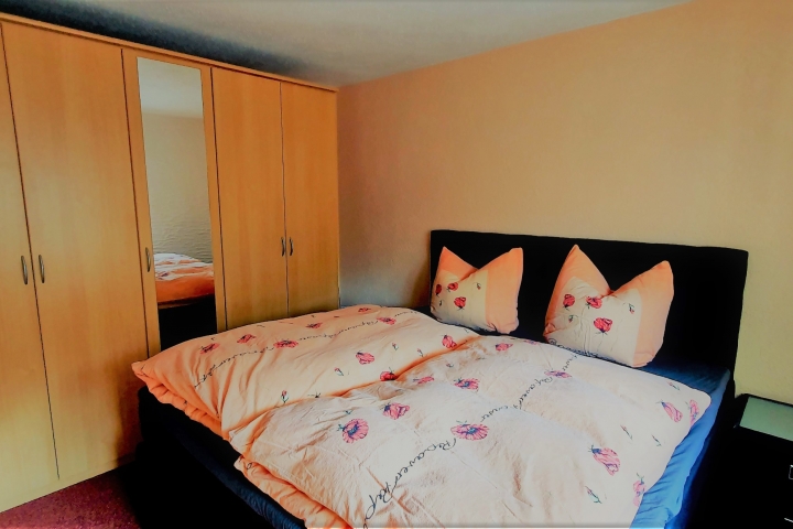 Schlafzimmer mit großem Kleiderschrank