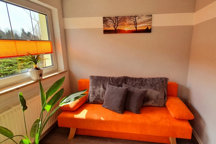 Doppelliege im Wohnzimmer als zusätzliche Schlafmöglichkeit