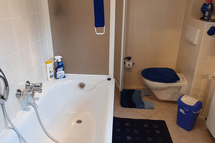 Badewanne und Duschkabine