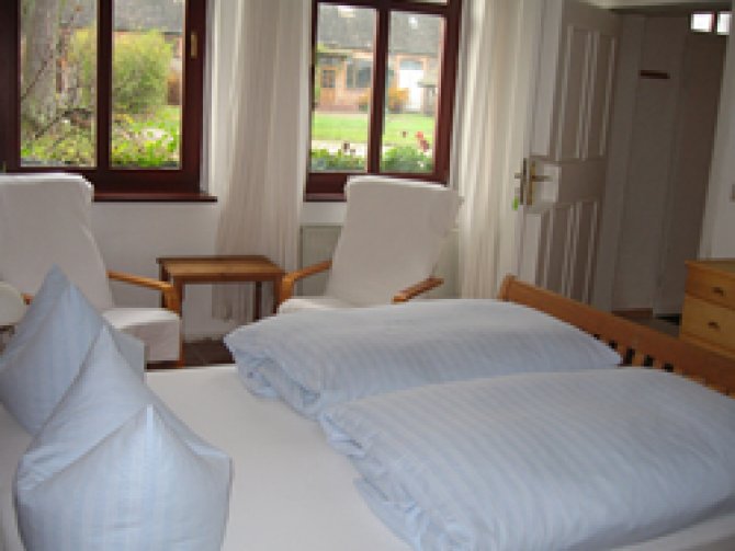 Extra Schlafbereich mit Doppelbett, TV und Bad (Dusche/ WC).