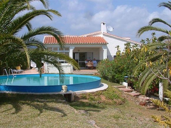 Ferienhaus Casa Dorethe | Blick über den Garten und Pool zum Haus