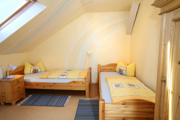 Kinderzimmer mit Rollo und Insektenschutzgitter