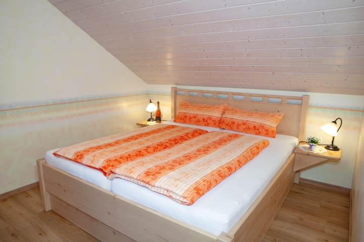 Neu renoviertes  Elternschlafzimmer mit Insektenschutzgitter 