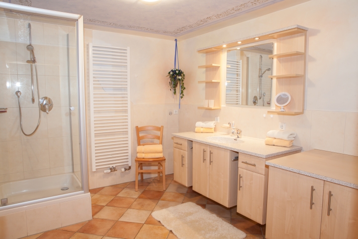 geräumiges Badezimmer