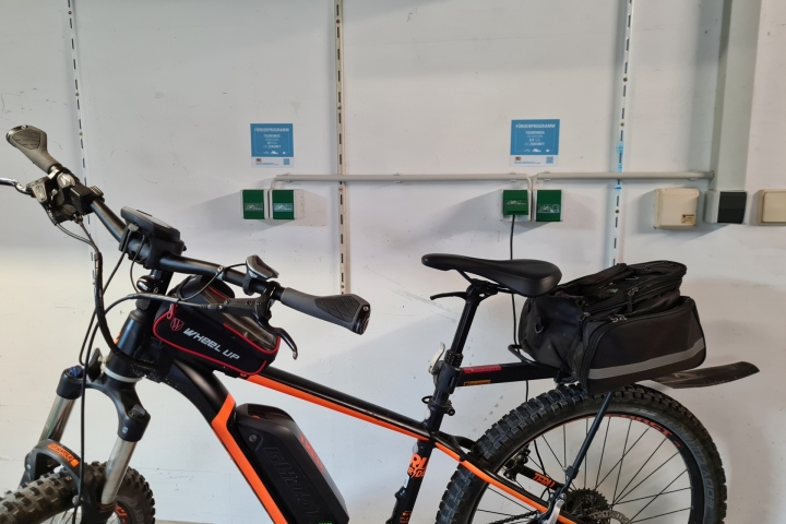 Für Ihre E-Bikes stehen 4 st. Ladestromsteckdosen bereit. Die Beladung ist Gebührenfrei. Beladung der Akkus in der Fewo ist nicht erlaubt.